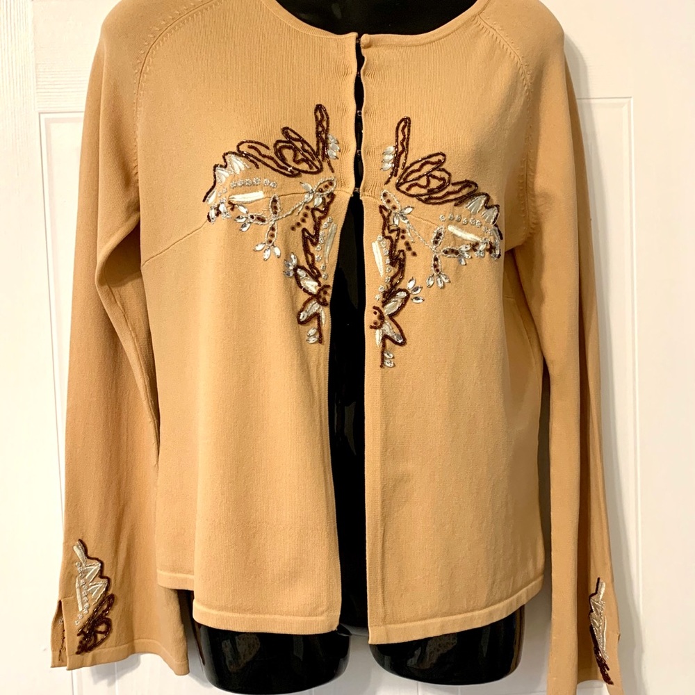 Beige sweater, with stone decoration